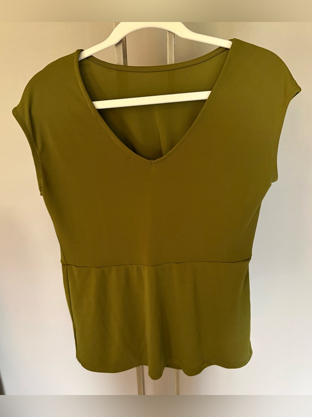 Tahari Boatneck Olive Green Twist-Front Waist Knit Cap Sleeve Top Size L - Picture 5 of 7